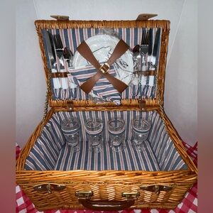 🆕 Picnic Basket with Accessories